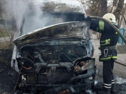 В Запорожье дотла сгорел легковой автомобиль (ФОТО)