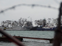 Захваченные украинские боевые катера выводят из оккупированной Керчи