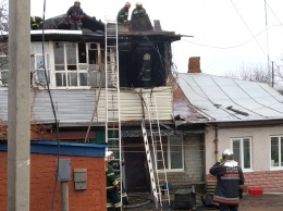 Пожарные спасли из охваченного огнем дома 92-летнюю женщину