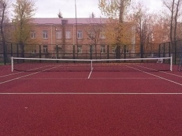 В селе Покровское на теннисном корте появилось профессиональное покрытие
