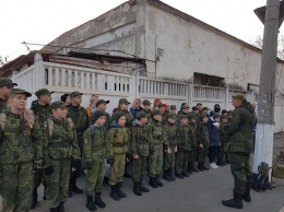 Российские спецслужбы создают в аннексированном Крыму военно-патриотические организации для детей