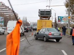 В Днепре на Набережной Победы контактный провод рухнул на маршрутки и авто: образовалась огромная пробка
