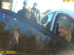"Алеша все разрулит": в Северодонецке патрульные задержали нетрезвую водительницу (видео)