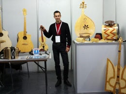 Украинец создал музыкальные инструменты из спичек