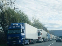 На границе Украины и Словакии образовались километровые пробки из грузовиков (ФОТО)
