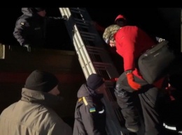 Шторм на Азове: с острова Бирючий эвакуировали 11 человек