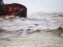 Что известно о затонувшем в Одессе танкере: сменил четыре флага, уже отравлял море мазутом и участвовал в контрабандных схемах Курченко