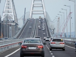 Сильный шторм чуть не унес машины в пучину: Керченский мост едва устоял против стихии (фото)