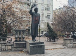 В центре Киева на памятнике Шолом-Алейхему нарисовали свастику