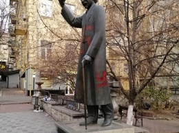 В Киеве нарисовали свастику на памятнике писателю Шолом-Алейхему