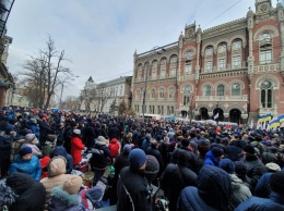 Возле НБУ около тысячи человек требуют отставки Смолия и его заместителя Рожковой (фото, видео)