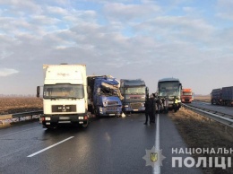 На одесской трассе из-за гололеда произошло ДТП с 11 автомобилями