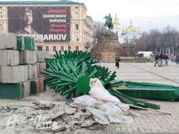 На Софийской площади устанавливают елку