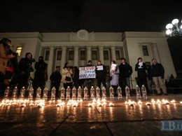 Под Радой проходит акция в поддержку адвоката семей Небесной сотни Евгении Закревской