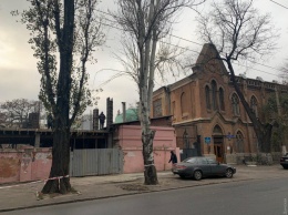 В Одессе возле памятника архитектуры строят что-то большое - под видом реконструкции квартиры