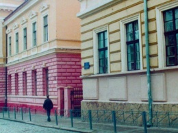 В Черновцах возле школьной столовой повесился дворник