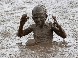 Болото из грязи: в Запорожской области дети не могут добраться до школы (ФОТО)