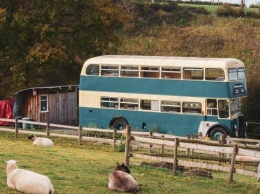 В Уэльсе туристам предлагают двухэтажный автобус для глемпинга