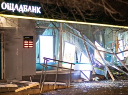 Ночью на Русановке неизвестные взорвали и обокрали отделение Ощадбанка (фото, видео)