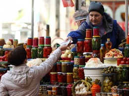 Три четверти украинцев делают продуктовые запасы на зиму