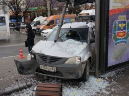 В Симферополе автомобиль врезался в остановку, есть пострадавшие