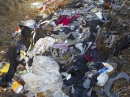 Жителей запорожского села "засыпали" ядовитым мусором (фото)