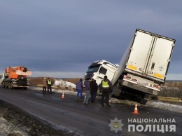 В первый снегопад в Днепропетровской области произошло 17 ДТП с учетом грузовых автомобилей