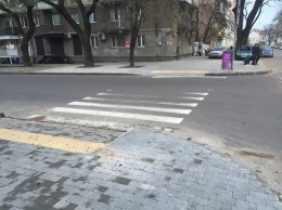 В Приморском районе Одессы ремонтируют тротуары по улице Нежинской