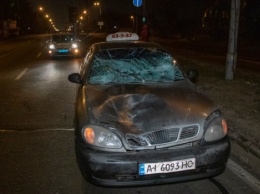 В Киеве ночью такси сбило пешехода, его госпитализировали в тяжелом состоянии