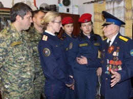 В Крыму офицеры и кадеты следкома помогли ветерану Великой Отечественной войны