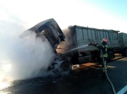 Запорожские спасатели за сутки потушили три горящих легковушки и грузовик, - ФОТО