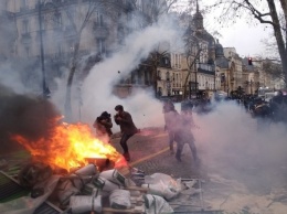 Францию массово охватили протесты из-за пенсионной реформы
