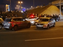 Возле "Левобережной" в Киеве с моста упал автомобиль
