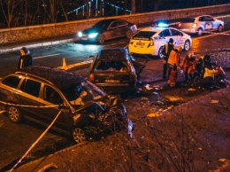 На Владимирском спуске в Киеве в результате лобового столкновения автомобилей погибла девушка (фото, видео)