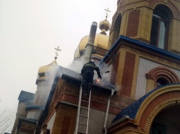 Спасатели на трех машинах тушили пожар в церкви Московского патриархата