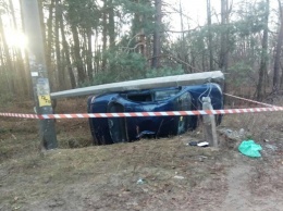 Под Киевом легковушка сбила двух детей и влетела в столб