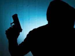 На Днепропетровщине вооруженный мужчина ограбил продавщицу в магазине