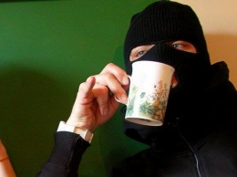 Под Днепром мужчина натянул шапку на лицо и украл из кафе кофемашину