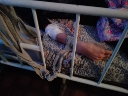"Помогите человеку!", - в больнице под Кривым Рогом пациента привязали к кровати и не реагируют на просьбы, - ФОТО, ВИДЕО 18+