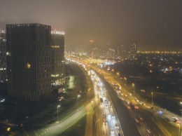 Киев не спит: как выглядит ночная столица в туманной мгле