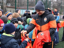 Автографы, селфи и подарки: маленькие запорожские футболисты встретились с тренерами «Шахтера» - фото