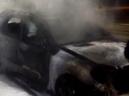 В Днепре на Соборной площади сгорел Mercedes