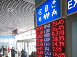 Доллар ниже 20 грн: украинцы жалуются на аномально низкий курс в обменниках