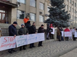 "Нет рукоприкладству": жители Одесской области пикетировали райсовет с требованием уволить директора школы