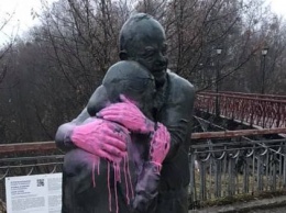 Вандалы испортили скульптуру "История любви" в Киеве