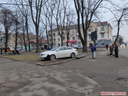В Житомире автомобиль сбил женщину и ребенка, которые стояли на остановке