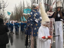 Оркестр, море костюмов и 10-метровая Оля Полякова: как проходит первый новогодний парад в Киеве