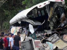 Страшная авария унесла 22 жизни: грузовик с размаху влетел в набитый людьми автобус (фото)