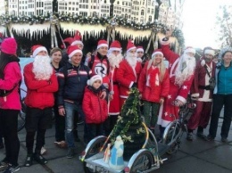 По центру Черновцов проехались Санта-Клаусы на велосипедах