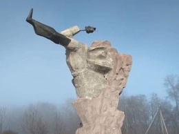 Вандалы разрушают памятник под Харьковом (фото)